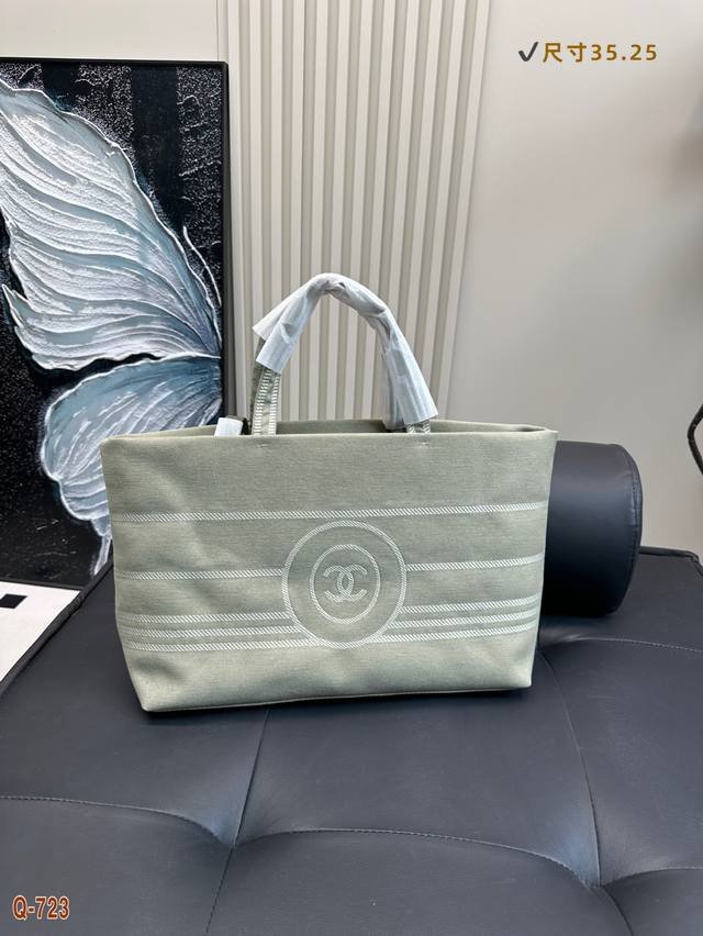 香奈儿丹宁牛仔托特包新款系列 Tote上身超美 很有复古的味道不得不说Chanel包真的百年经典永不变越是年代久远反而显得越百搭 越复古～尺寸：35.25