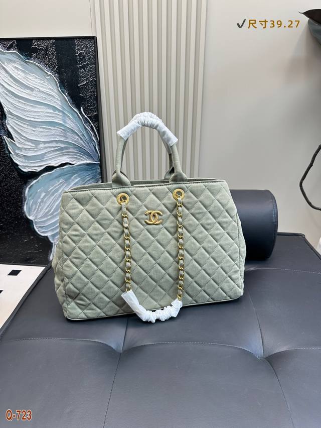 香奈儿Chanel丹宁牛仔托特包新款系列 Tote上身超美 很有复古的味道不得不说Chanel包真的百年经典永不变越是年代久远 反而显得越百搭 越复古～尺寸：3