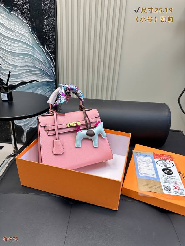 配礼盒 H家 Kelly 凯莉 系列 爱马仕经典 配小马挂件 说到 Hermes,脑袋中不免鲜浮现那两那精典包款 Birkin 和 Kelly 的样子!外观设计 配礼盒 H家 Kelly 凯莉 系列 爱马仕经典 配小马挂件 说到 Hermes,脑袋中不免鲜浮现那两那精典包款 Birkin 和 Kelly 的样子!外观设计