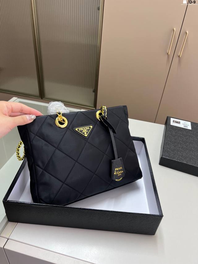 Prada Vintage 普拉达尼龙链条降落伞包 真的是一眼就爱上了！春夏秋冬都可以背超百搭 本身包包就超好看！ D-9 尺寸25×20配盒