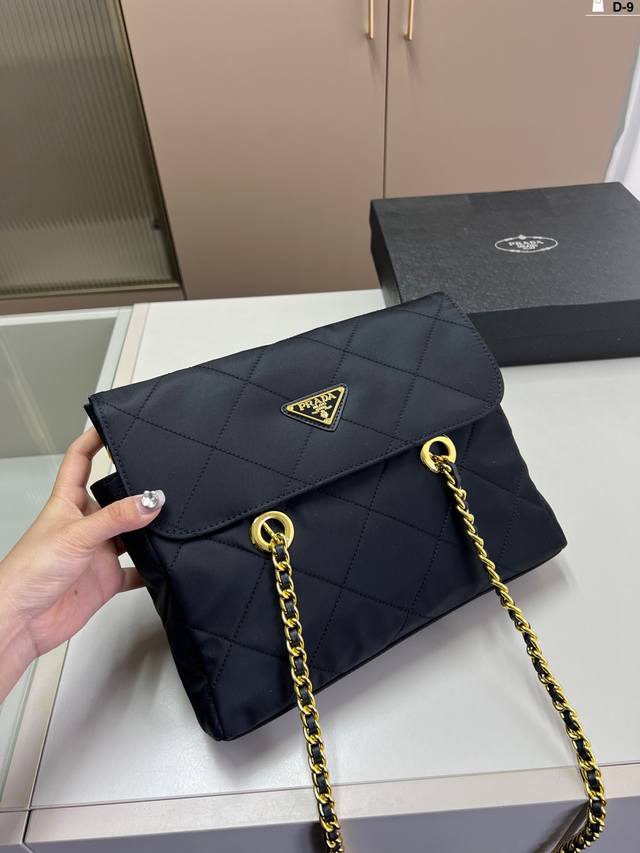 Prada Vintage 尼龙链条降落伞包真的是一眼就爱上了！春夏秋冬都可以背完全百搭！本身包包就超好看！ D-9尺寸27×17配盒