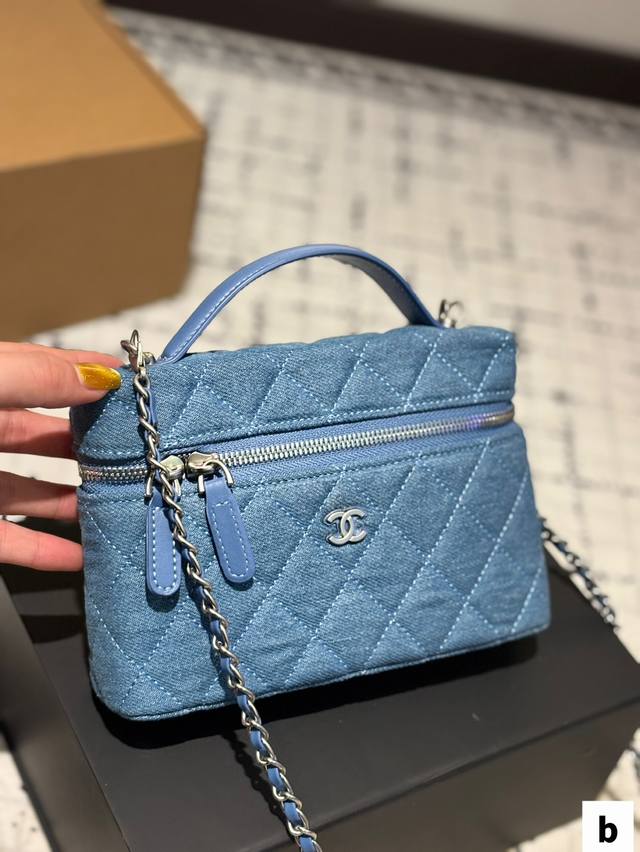 香奈儿25Cip牛仔饭盒包化妆包 #牛仔包#永不过时的牛仔元素#盒子包#饭盒包# 每天包包不重样#小香风包包 #香奈儿 #香奈儿25C#香奈儿牛仔包#香奈儿化妆