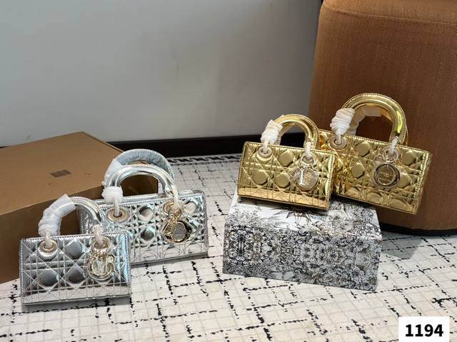 配折叠盒子 迪奥横版戴妃包 Sdior戴妃包太好看了吧! 优雅指数拉满 搭配简洁风格的衣服整个人气质就上来了 而且容量完全可以满足日常要求 日常聚会逛街都很方便 配折叠盒子 迪奥横版戴妃包 Sdior戴妃包太好看了吧! 优雅指数拉满 搭配简洁风格的衣服整个人气质就上来了 而且容量完全可以满足日常要求 日常聚会逛街都很方便