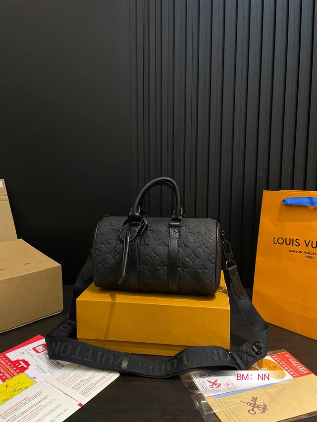 配折叠礼盒 Lv X Nigo Keepall Xs 枕头包 手袋是一款理想的都市手袋。 标志性的造型与经典的 Monogram 帆布，加之多种携带方式和奢华的