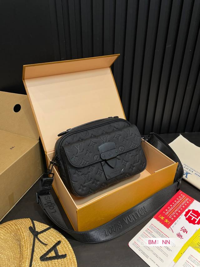 配折叠礼盒 Lv Slock新款男生包包 Iv最新一季又出了很多老花男包我可太爱老花了买到就，是赚到。拿到手的实物比照片好看。 Iv Slocksling，老花