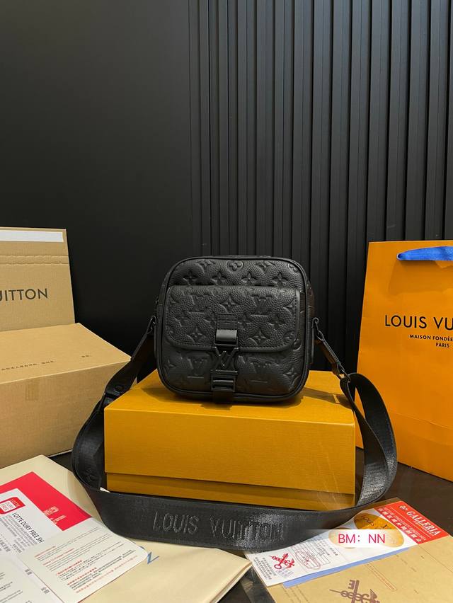 配折叠礼盒 Lv 新款 邮差包.男生必入超经典测评 又是一期Louis Vuitton男包推荐真的很精彩 很多男包除了男生喜欢 今天推荐的这只Outdoor系列