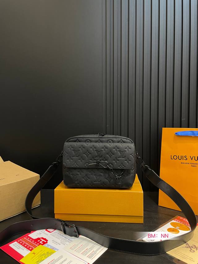 配折叠礼盒 Lv Steamer 邮差包 温润细腻 帅气高级 非常百搭耐看 经典时髦尺寸：24*6*17Cm