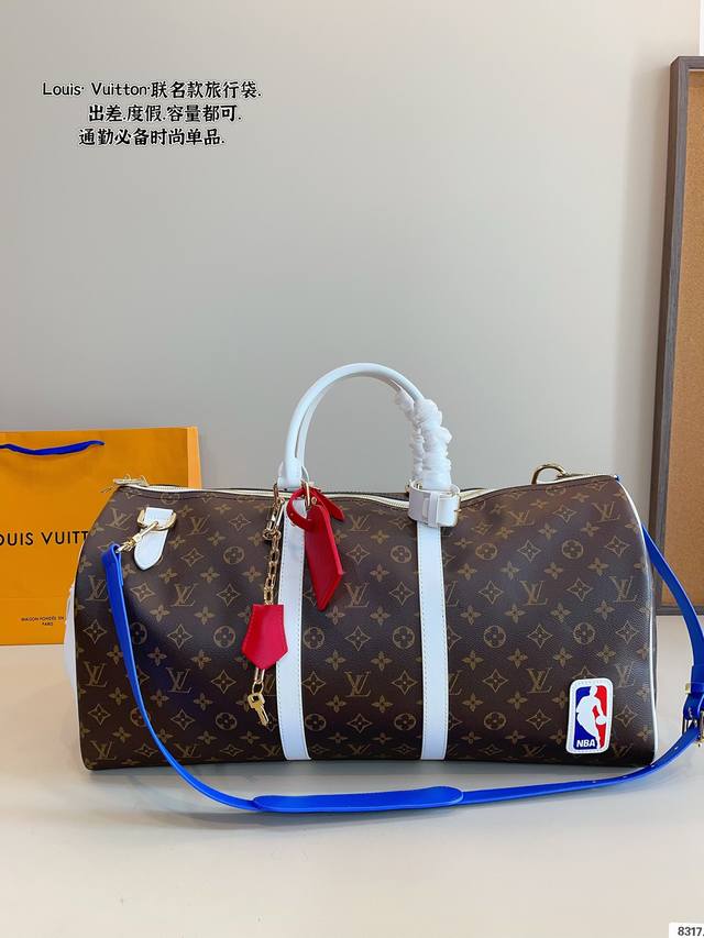 Lv 路易威登联名款Keepall 斜跨包旅行包 一只帅气能装的旅行袋 时尚爆发款火热来袭 经典设计大气可观男女通用款 包包采用原版皮质 超级厚实 耐磨 耐用原