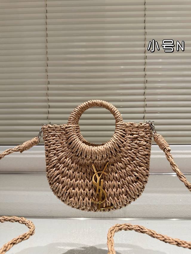 105 95 Ysl 这个新款草编包菜篮子 印Logo的手提袋和皮肩带还有草编的组合真的好清爽炒适合海边，是属于夏天的包没错啦而且到目前为止没有跟任何人撞过包国