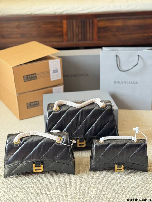 顶级原单 头层皮 有Bella独特的氛围感了，好绝。 有Bella 那味儿了 一独特的氛围感好绝。 来自巴黎世家 Crush气场强大的实用型 大包包强势回归！