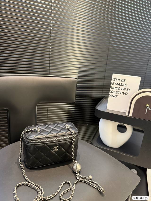 配折叠盒子香奈儿 化妆包 金球调节扣 调节金球简直美炸，超级好搭配复古链条，多种背法，整体细节超加分，不得不服的颜值！尺寸：17 10 货号2303