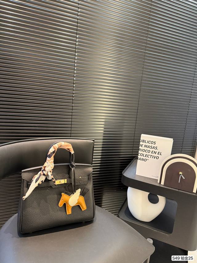 爱马仕铂金Rock 又酷又美的包 真的太百搭 容量还超大 包型真的超A潮酷通勤两不误 尺寸：25 21货号铂金25