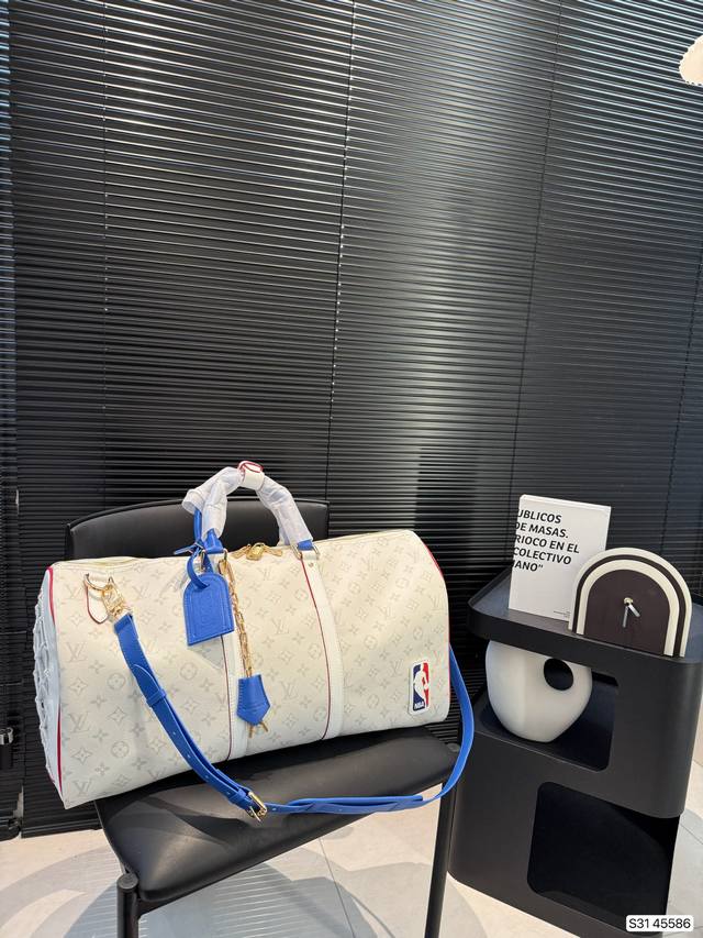 Lv 路易威登 春夏限量新款Keepall 旅行袋 一只帅气能装的旅行袋 时尚爆发款火热来袭 经典设计大气可观男女通用款 包包采用原版皮质 超级厚实 耐磨 耐用
