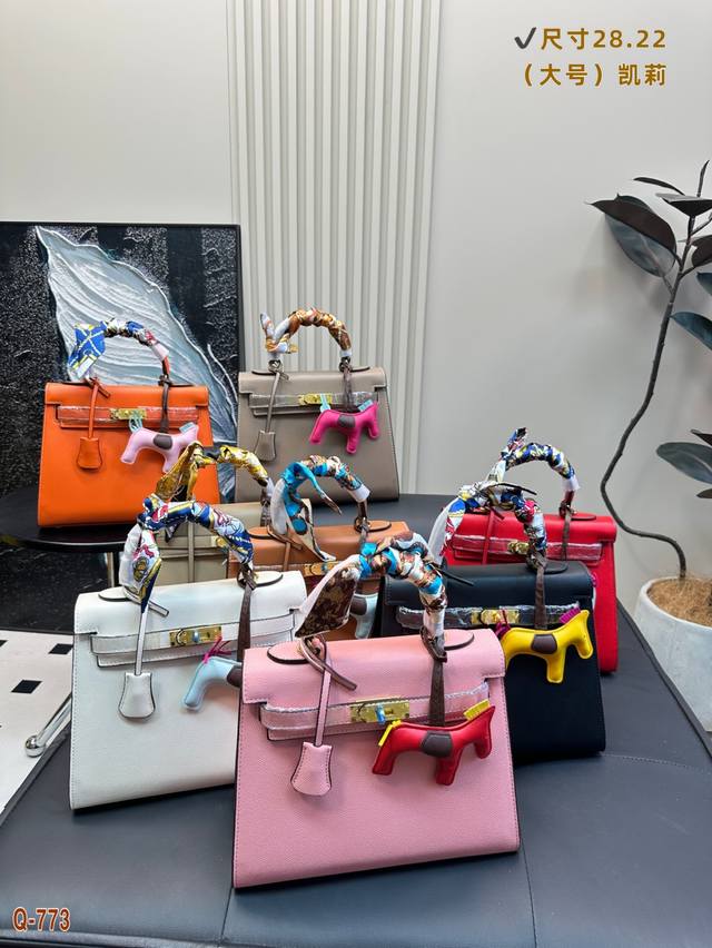 配礼盒 H家 Kelly 凯莉 系列 爱马仕经典 配小马挂件 说到 Hermes，脑袋中不免鲜浮现那两那精典包款 Birkin 和 Kelly 的样子！外观设计