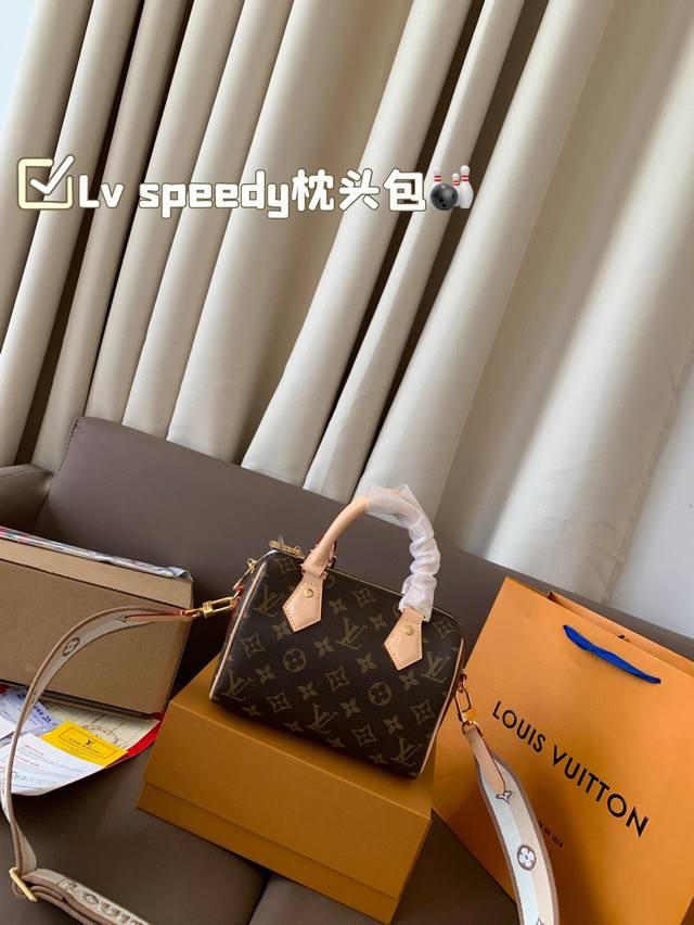 折叠礼盒飞机盒 钢五金 跳码芯片 Lv Speedy枕头包 火遍全球的爆款机场大包 机车女神包 明星同款 贵气而充满活力的品牌设计风格 细致而不粗糙.用完美搭配