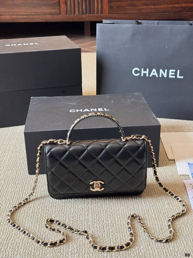 Chanel 香奈儿 23P手柄 镂空字母 Woc链条包 23年新款选的包包也太美了吧，皮串链手柄和肩带，字母镂空手柄，复古做1旧日双C金扣 尺寸 19 12C