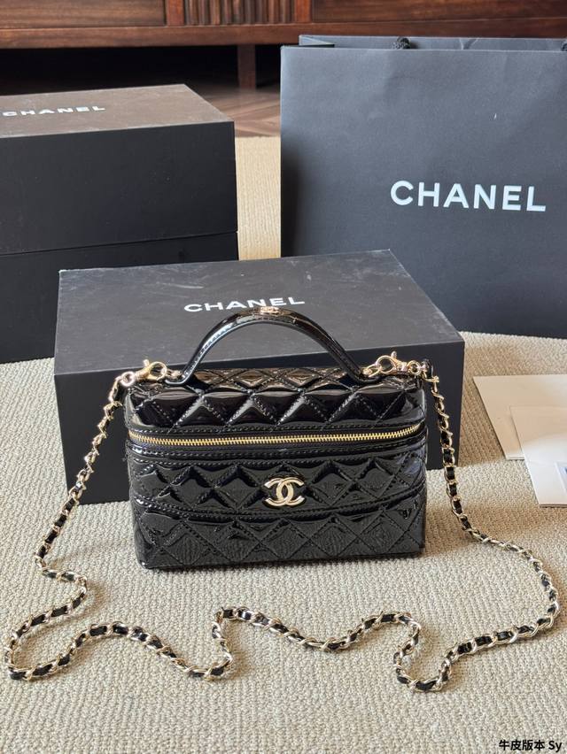 漆皮 香奈儿Chanel 25C 手柄盒子包 化妆包这款包包的颜值是受到一致认可的好看出道即绝版 整包采用荔枝牛皮非常硬挺、拿在手上手感很轻巧 V 又轻盈又耐磨