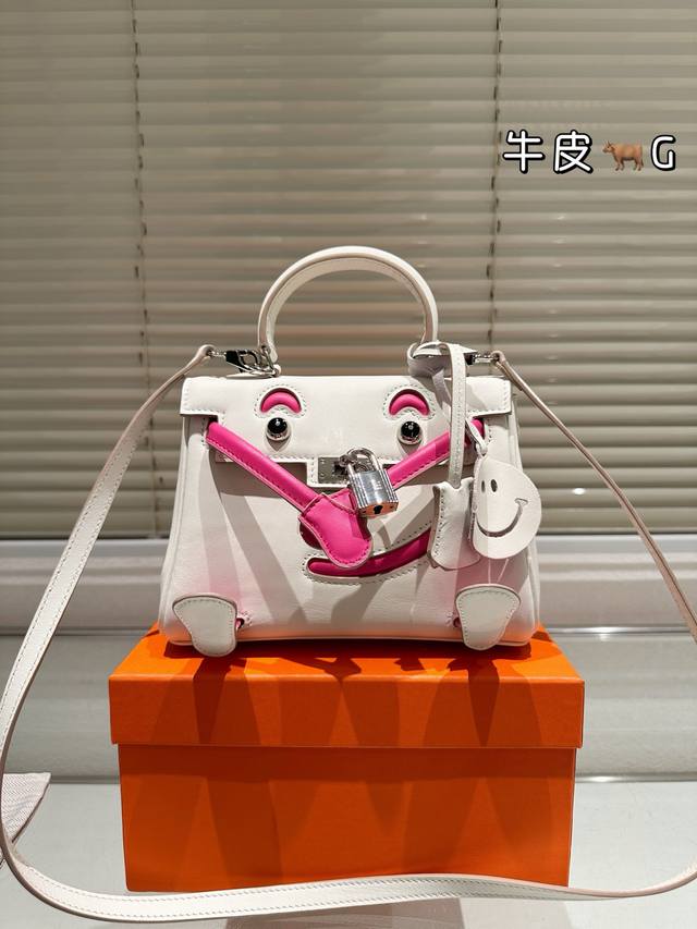 头层牛皮 Hermes Kelly 25年新款 千玺娃娃包Kellydo 最近娱乐圈出镜率最高的一款包包，H家永恒的经典. 凯莉包好随意搭配，不管怎么穿，随便一