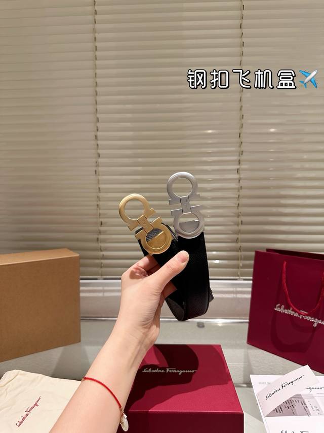 原单飞机盒 高版本！腰带菲拉格慕 牛皮皮带～热门款 男女通用皮带里面最火的版本啦～质量很好 全套包装！五金绝对不褪色 皮带头和专柜一样的哦～ 配礼盒手提袋发票