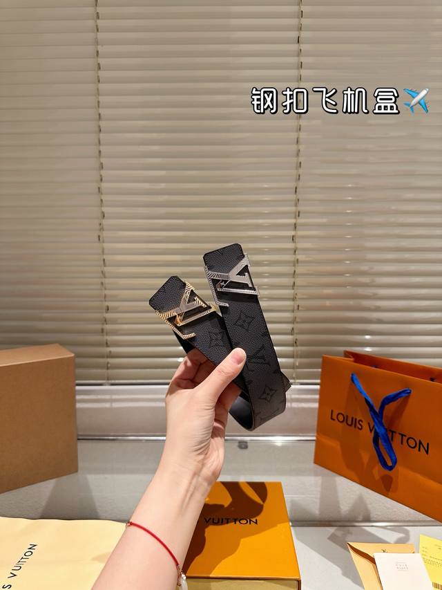 原单飞机盒 高版本！腰带Lv 牛皮皮带～热门款 男女通用皮带里面最火的版本啦～质量很好 全套包装！五金绝对不褪色 皮带头和专柜一样的哦～ 配礼盒手提袋发票