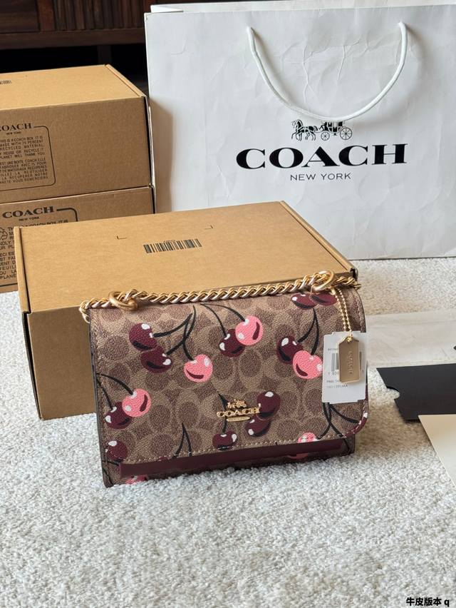 牛皮版本 Coach蔻驰新款风琴包，樱桃涂鸦 C家新款Klare翻盖小方包 这款包包看起来，可以说是非常的精致优雅，经典的同时又不失设计感。侧面采用了蛇纹包边,