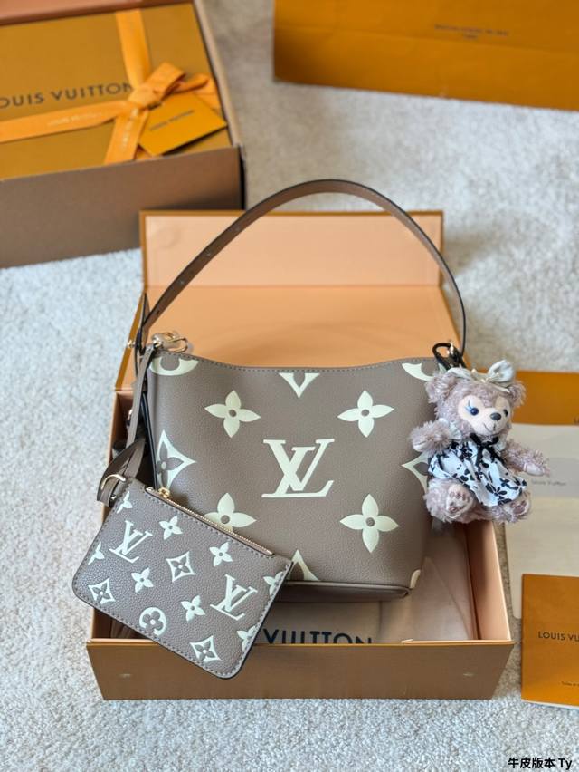 牛皮版本 配挂件 Lv All Inbb手袋为Monogram牛皮搭配亮泽金属件，以标志性挂锁和名牌彰显经典格调。可调节肩带延续品牌制箱传承，皮革肩带增添斜挎和