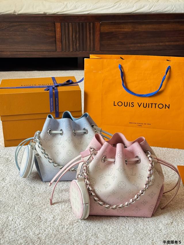 牛皮版本 Lv高版本 Bella 小水桶 手袋系列 采用Monogram镂花穿孔小牛皮塑造小巧构型,再令相同图案以袖珍比例栖身圆形零钱包,洋溢摩登风尚。金属与皮