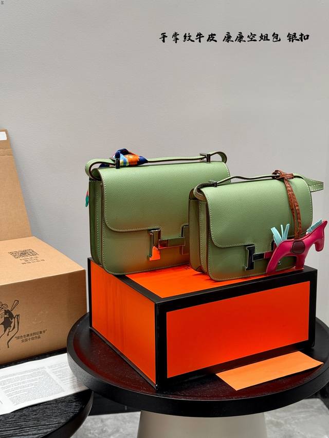 银扣 配专柜折叠盒原版防尘袋 Hermes爱马仕 原版牛皮空姐包 24K银扣H扣康康包,激光五金,顶级做工和皮质,整只包包的细节精致完美,包型的弧度圆润刚刚好。 银扣 配专柜折叠盒原版防尘袋 Hermes爱马仕 原版牛皮空姐包 24K银扣H扣康康包,激光五金,顶级做工和皮质,整只包包的细节精致完美,包型的弧度圆润刚刚好。
