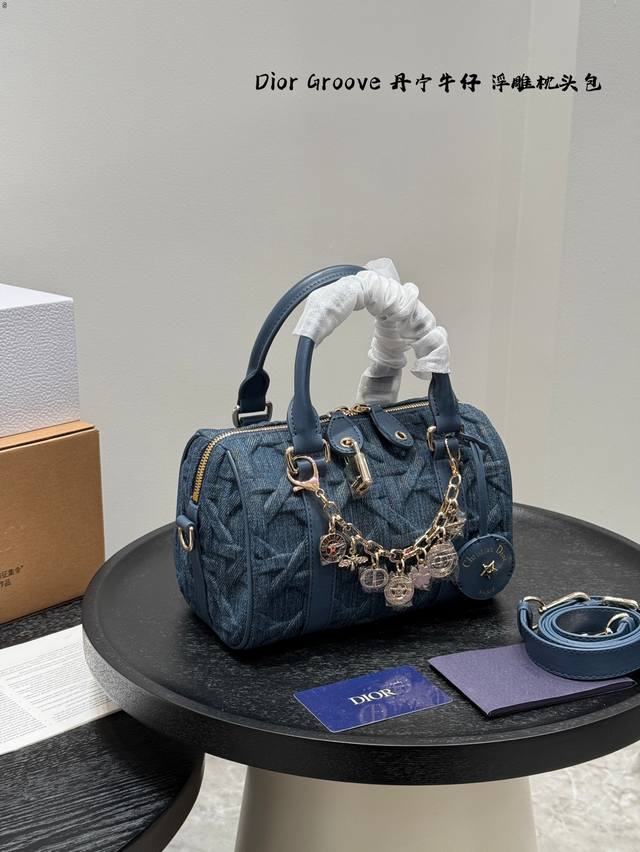 礼盒包装 搭配重工链条! Dior迪奥浮雕藤格纹枕头这么好看的枕头包,钢铁直女都得心动吧牛仔色是时尚界鼻祖,时尚达人的心头好枕头包大家都知道 能装,耐造~ 最近 礼盒包装 搭配重工链条! Dior迪奥浮雕藤格纹枕头这么好看的枕头包,钢铁直女都得心动吧牛仔色是时尚界鼻祖,时尚达人的心头好枕头包大家都知道 能装,耐造~ 最近