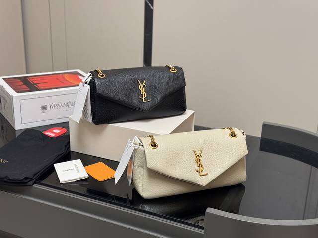 配折叠盒飞机盒 尺寸:26.16Cm 圣罗兰腋下链条包 它的名字叫Calypso 羊皮纹面料！ 太Staly！