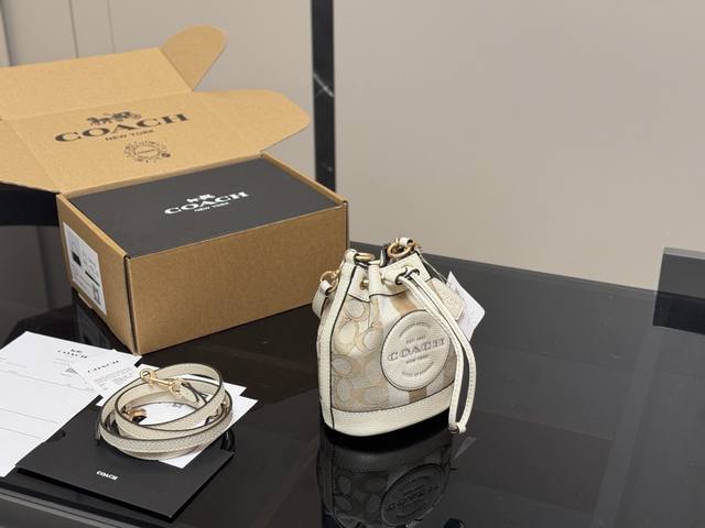 配飞机盒 Size：14*16Cm 蔻驰 Mini小水桶包超可爱！ Coach 是谁还没拥有丹宁牛仔小水桶 可可爱爱的小水桶！ 也太精致可爱了吧 搜索 Coac