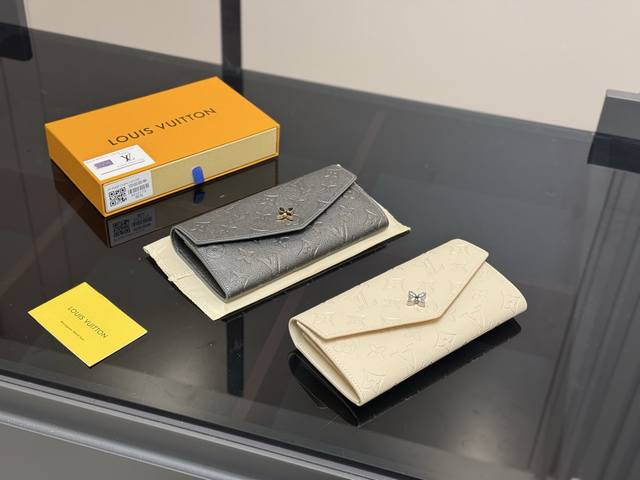 配盒 尺寸：18*9Cm Lv 新款钱包！！ 包包大行其道， 所以超小更加实用， 小而强大， 拿到手里就会爱上！！