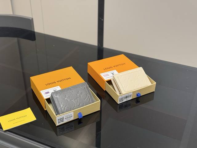 配盒 Size：11*8Cm Lv小钱包 钱包界的网红鼻祖， 经典超级经典， 可爱！携带方便！ 颜值一直在线的小钱包 一个带拉链的零钱位，