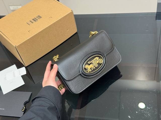 飞机盒 蔻驰 Heor链条包 复古风潮来袭 极简的包型，时尚的拉丝 搭配经典图案大容量，内置多隔层 非常实用尺寸：21.13Cm