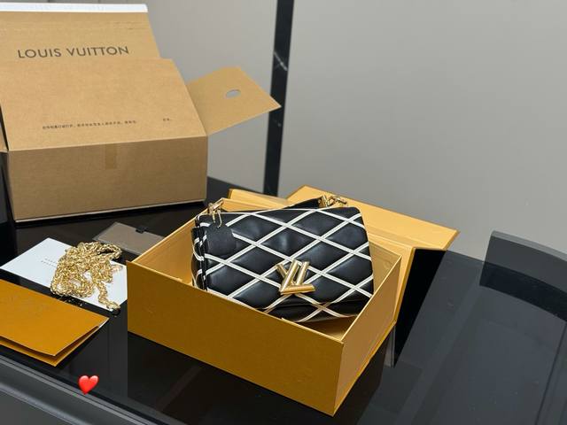 配折叠盒飞机盒 Lv Twist系列！ 扭锁在 L 与 V 字合二为一 妙趣中释放野性意味 尺寸: 23.16Cm