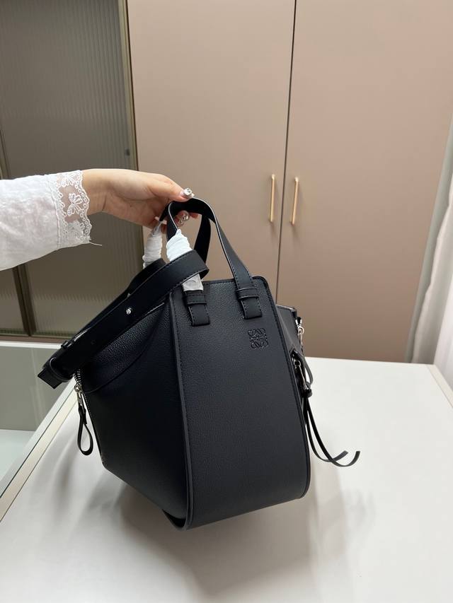 Lowe罗意威Hammock抽绳吊床包 罗意威Zui具代表性的高人气款 视觉上外观非常小巧可爱 尺寸27×23