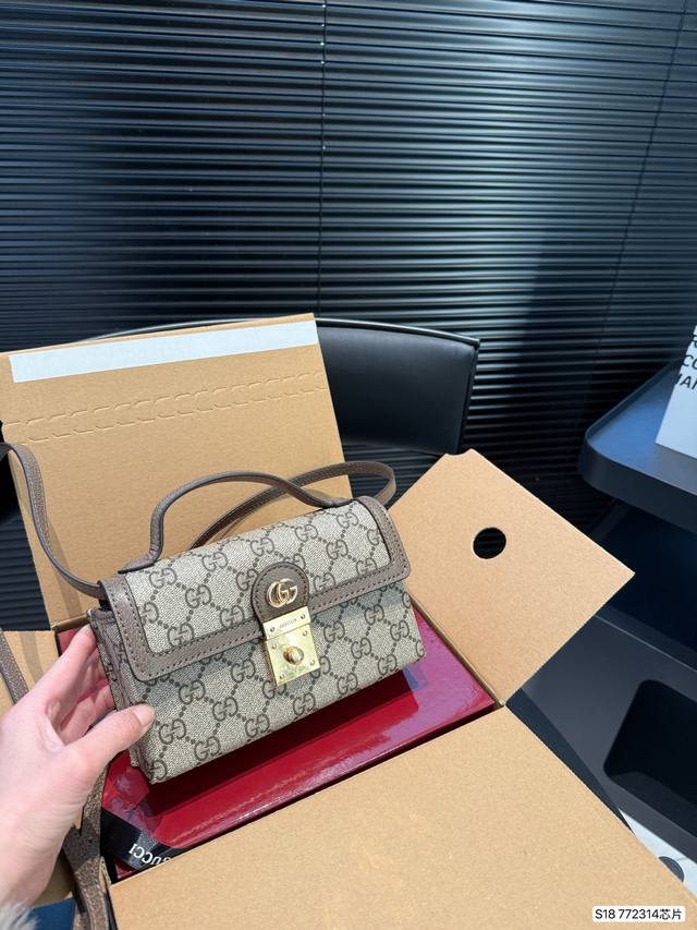 配飞机盒折叠盒子Gucci酷奇盒子包 经典、实用、耐造、百搭、超高的性价比，绝对是一线品牌中最优选择，想选一只入门级包包的姐妹放心冲啦#Gucci #尺寸：18
