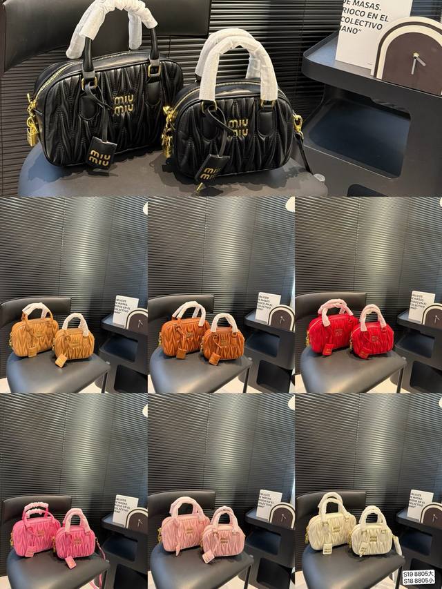 大号 小号 缪缪Miumiu 保龄球手提包 轻轻松松高级感 包包手感巨好容量也很不赖 简单却又不失华丽 不要觉得会炸眼太高调了什么的 根本不会！ 在你的精简穿搭