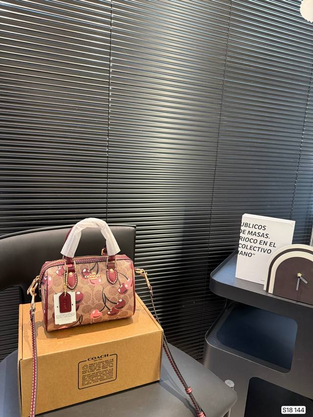 配折叠盒子 蔻驰枕头包出货 专柜同步 最新款 超级实用的款式 手提 斜挎多用款 原版电镀五金带Logo 超级大牌 内衬Logo时尚百搭款式 不挑年龄段 喜欢的抓