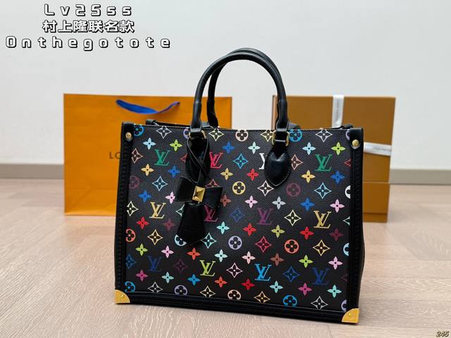 Lv25Ss村上隆联名款 Onthego Tote梦回千禧年 结合金属配件，俏皮中带点小华丽。 丛林托特质量超好 真的是太高级啦！颜色太惊艳啦！ 搜索 Lv O