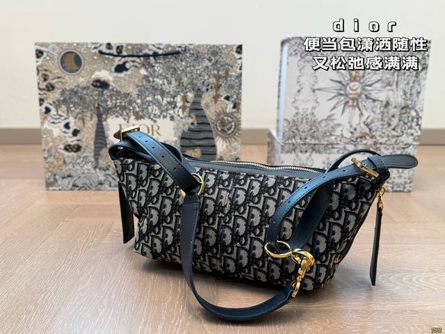 Dior迪奥便当包潇洒随性又松弛感满满 诠释时尚新姿态,造型潇洒随性,不经意间流露松弛感。换上露肩上衣与黑裙,又添几分优雅俏皮。搭配 Dior D-Journe Dior迪奥便当包潇洒随性又松弛感满满 诠释时尚新姿态,造型潇洒随性,不经意间流露松弛感。换上露肩上衣与黑裙,又添几分优雅俏皮。搭配 Dior D-Journe