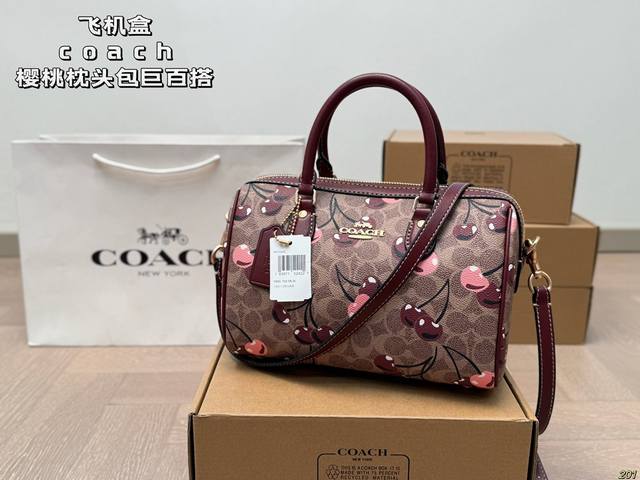 飞机盒 蔻驰Coach樱桃枕头包 上身巨百搭！！ 这个手拎斜挎都合适 适合的穿衣风格也是可甜妹可职场可辣妹 尺寸25 16