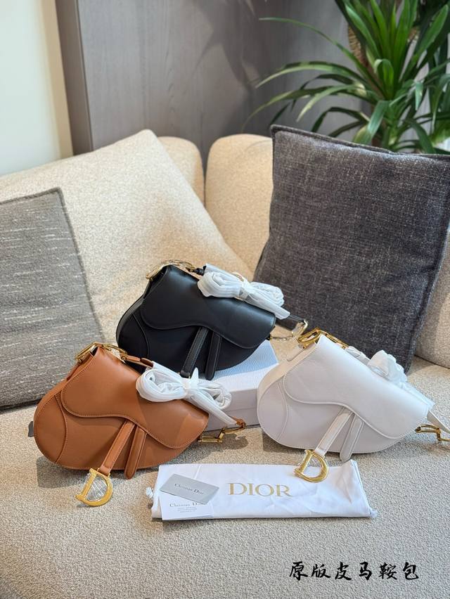 凹造型神器 Dior马鞍包 Cd Saddle经典马鞍包有王者中的王者,地位不可撼动席卷了整个时尚圈,今年依旧火爆米这次新发售款推出自配备的细长肩带了终于不用再 凹造型神器 Dior马鞍包 Cd Saddle经典马鞍包有王者中的王者,地位不可撼动席卷了整个时尚圈,今年依旧火爆米这次新发售款推出自配备的细长肩带了终于不用再