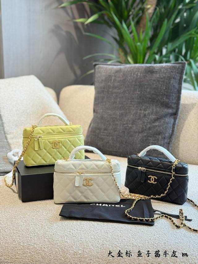 香奈儿25P拉丝大Logo黑金Lp 25P的Lp容量没变 Logo是拉丝的金色 没有腰线更为简洁精致 内里是黑色布的. 定价也比腰线款美丽 推荐入手18Cm配盒