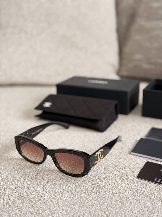 chanel 墨镜 今夏拍照必备宝藏墨镜随手一拍都是大片质 同样是女人，为什么她们就显得贵气满满，气质非凡原来是Chanel香奈儿24新款Ch5493窄框大双C