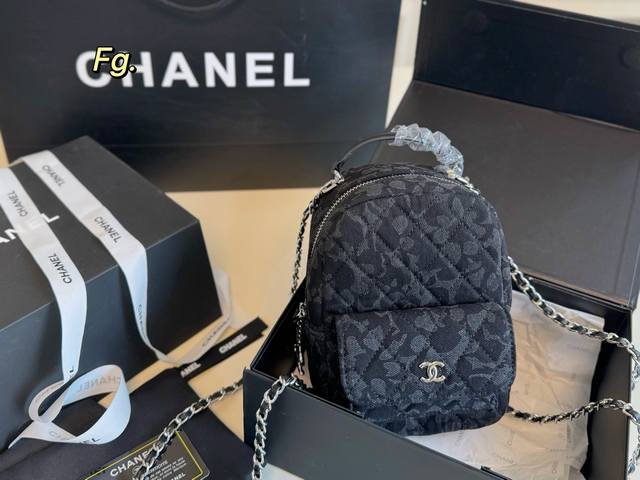 折叠盒 Size：13×19 Chanel香奈儿牛仔新款Mini双肩包 小巧迷你 上身即甜美又可爱 多种背法，空间满足日常 精致的小包包 俏皮可爱的风格