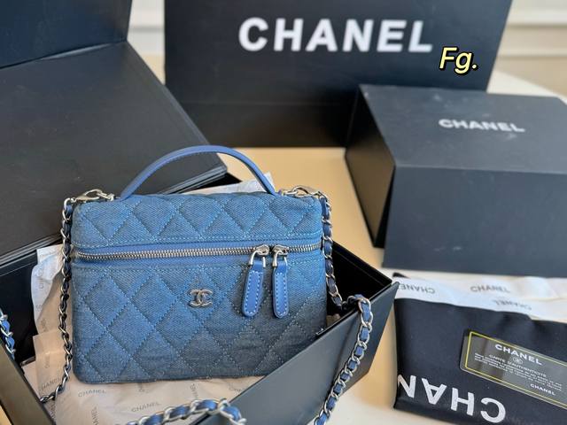 折叠盒 Size：19×13 Chanel香奈儿新款牛仔25C手提链条饭盒包 拉链开合设计，放置物品非常方便 包身轻便，小巧可爱 容量超可 可斜挎可手提 时髦又