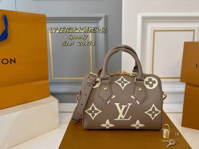 20Cm 折叠盒飞机盒 Size：20×14 Lv 路易威登Speedy压花波士顿枕头包 经典重现，轻便又时尚～ 肩带调节，可手提，可拆卸！ 浓浓复古风，时尚百