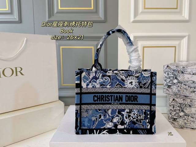 Cm 折叠盒 Size：26×21 Dior 迪奥Book Tote 星座刺绣托特包 全面包身布满精致刺绣 立体的全刺绣具有纹理感～ 浮雕效果细腻美观，辨识度高