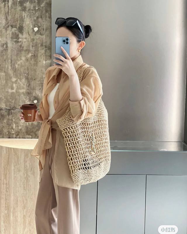 礼盒包装 Size：44 38Cm Ysl 圣罗兰 草编包 Tote购物袋 拉菲草编织 内带小零钱包 夏天这么好看的草编包还不拥有嘛 100%好适合度假~ 看海